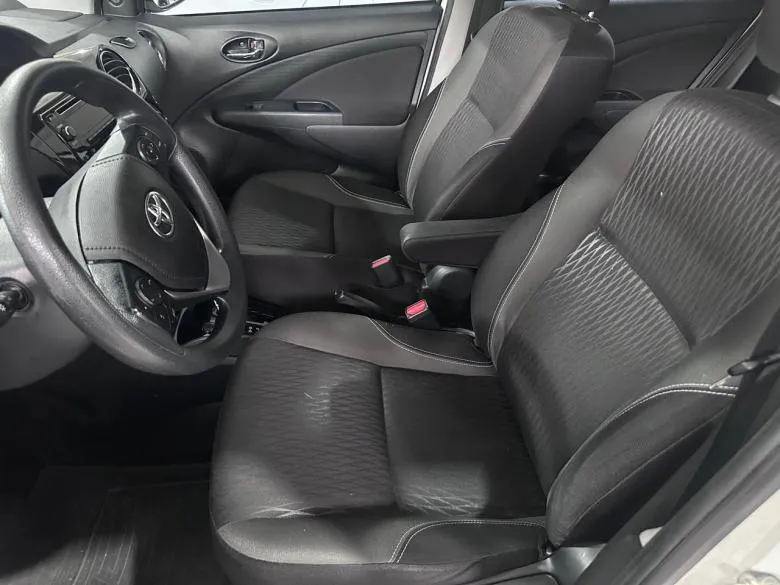 Toyota - ETIOS HATCH 1.5 X PLUS AUT.